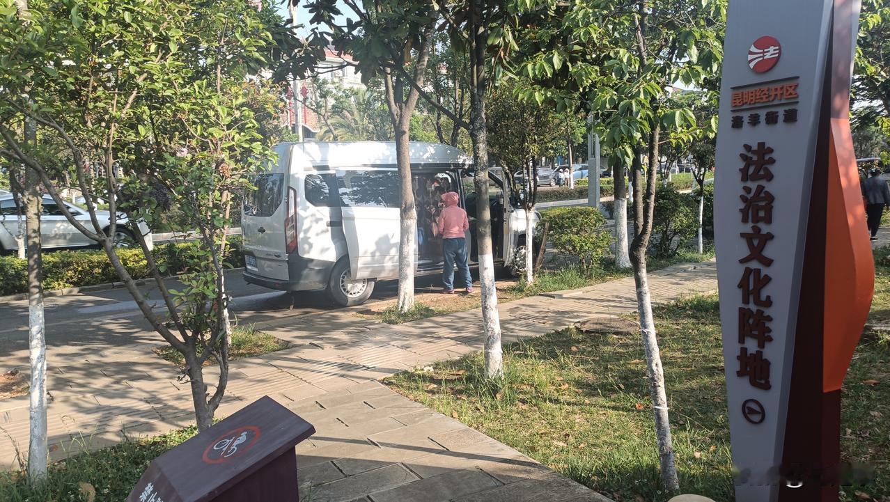 床车旅行，有人认为是一件很快乐的事，免费看祖国的大好河山，但是也许会有人认为是过