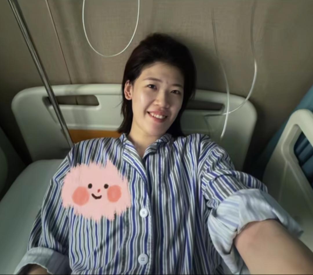 按下葫芦浮起瓢，
脚腕子伤病已见起色的，
中国女排边攻手李盈盈，
又因心脏手术，