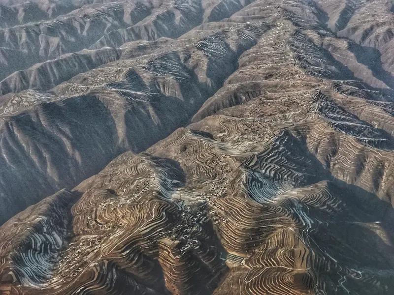 上联：天上日月轮流转，求下联地下山丘错落排