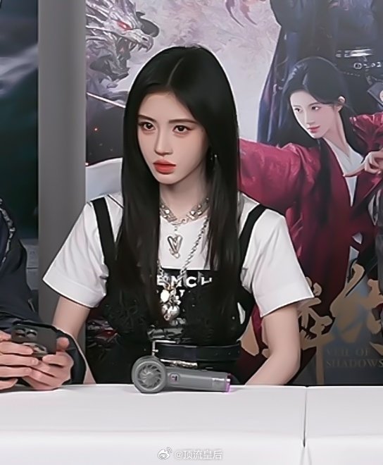 鞠婧祎陈都灵追剧团造型鞠婧祎好美 