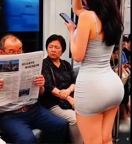 大爷报纸看的好入迷