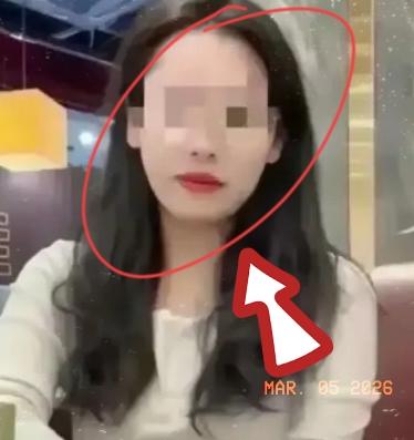 男子发现妻子和上司纠缠五年，果断离婚！
咽不下这口气，他把两人的聊天记录印成传单