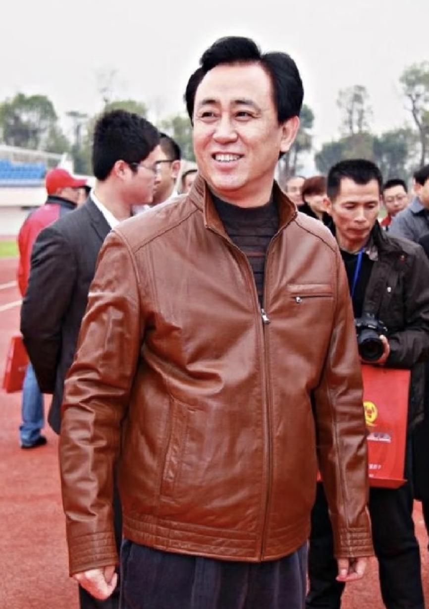 许家印的一头乌发好像是染黑的吧？
像他这个年纪的人头发变白很正常。