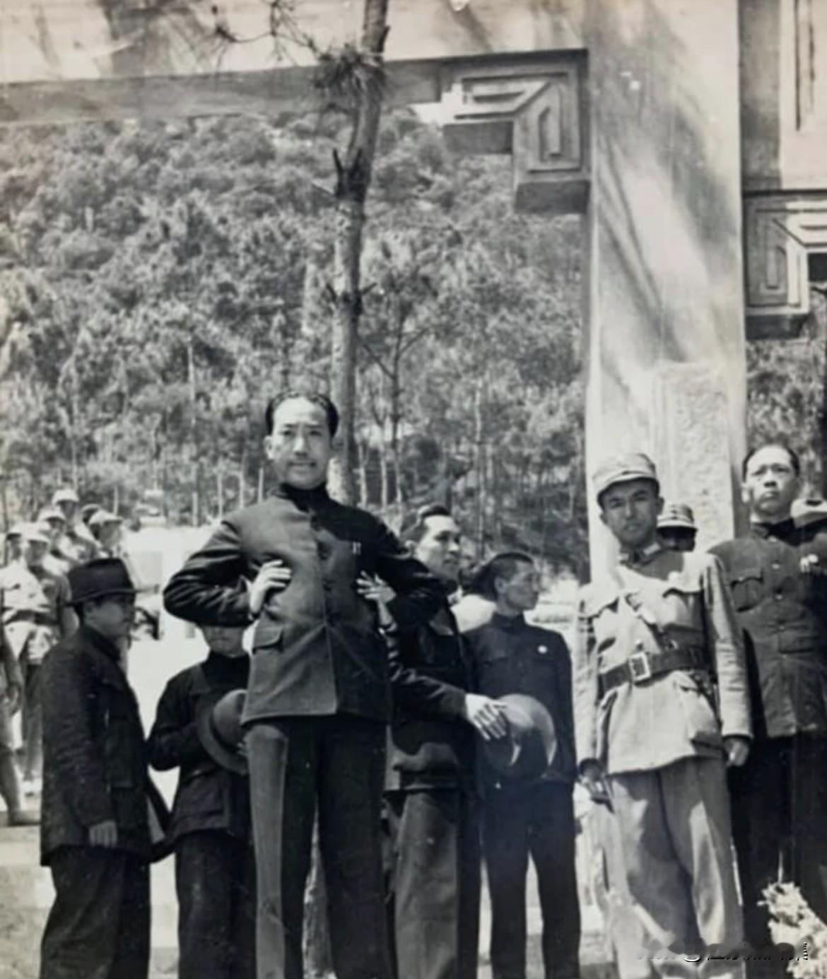 1942年，戴笠在军统局公墓讲话。年初，军统上海区的陈恭澍被捕后投敌，随后，掌握