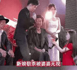 网友无语了：婚礼当天，新娘下跪给婆婆敬茶，结果婆婆侧着身子，抿着嘴不说话，眼睛根