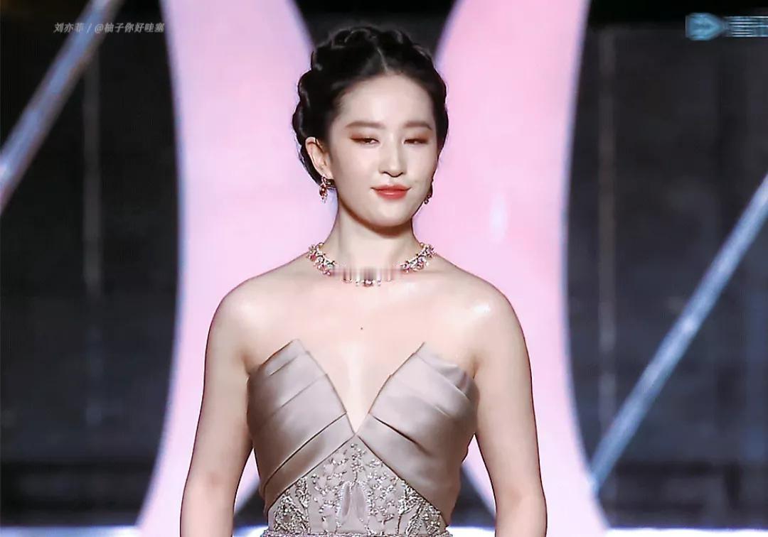 胖似神仙美似娇，岁月磨炼真女神。
 今天要给大家介绍一位 37 岁的女人，她没有