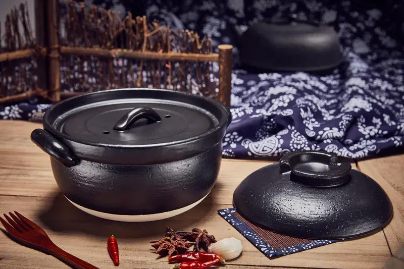 广德“三件套”指的是广德炖锅、卡旺卡奶茶和詹记桃酥，若问哪个最吸引我，那当属广德