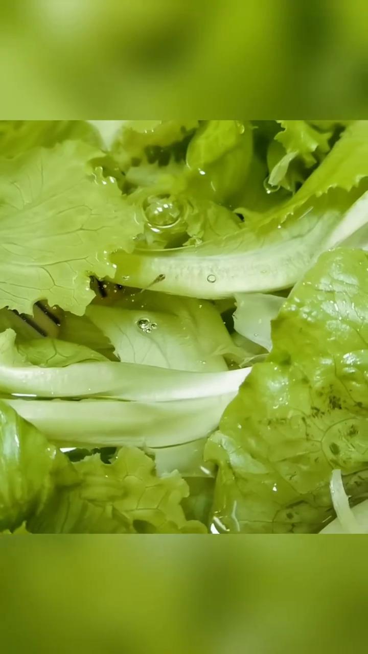 女子洗生菜时在菜叶上发现一条透明小鱼。
网友：生活中处处充满惊喜。