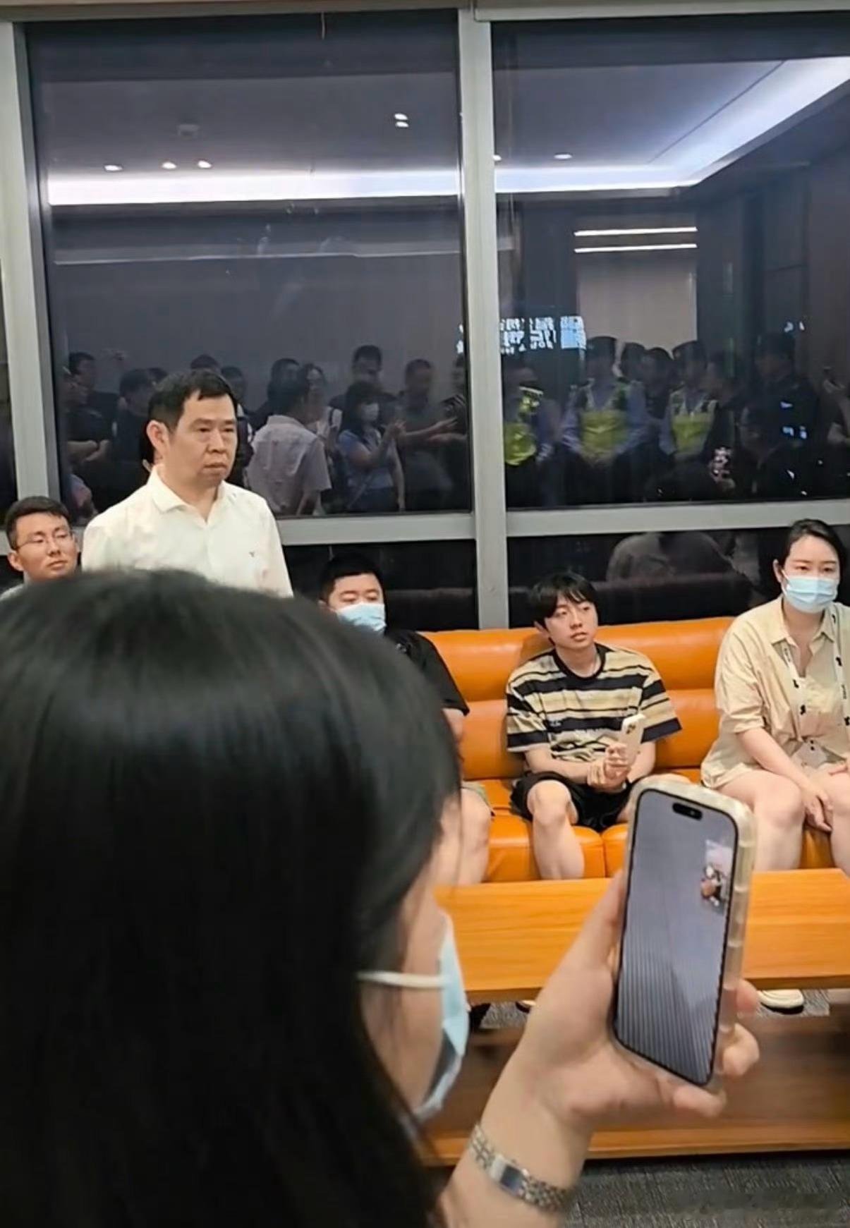 哪吒汽车CEO被员工围堵讨薪看了下方运舟被堵在办公室的视频，咋说呢，现在不单单只