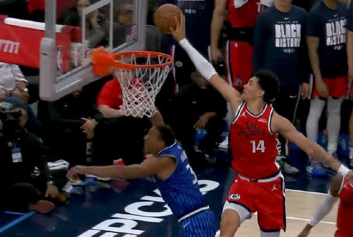 这次泰伦卢没叫暂停，没毛病！

比赛最后一个回合，尼德豪泽大帽贝恩，贝恩倒地，快