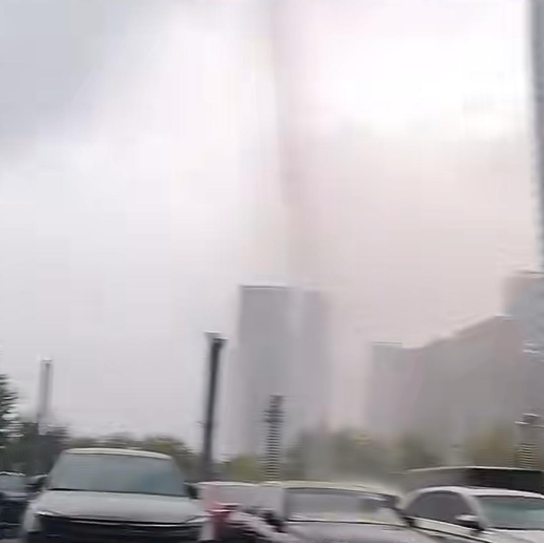 神奇局部降雨，独宠一辆汽车
 
你见过范围极小的局部降雨吗？近日，辽宁大连一处停