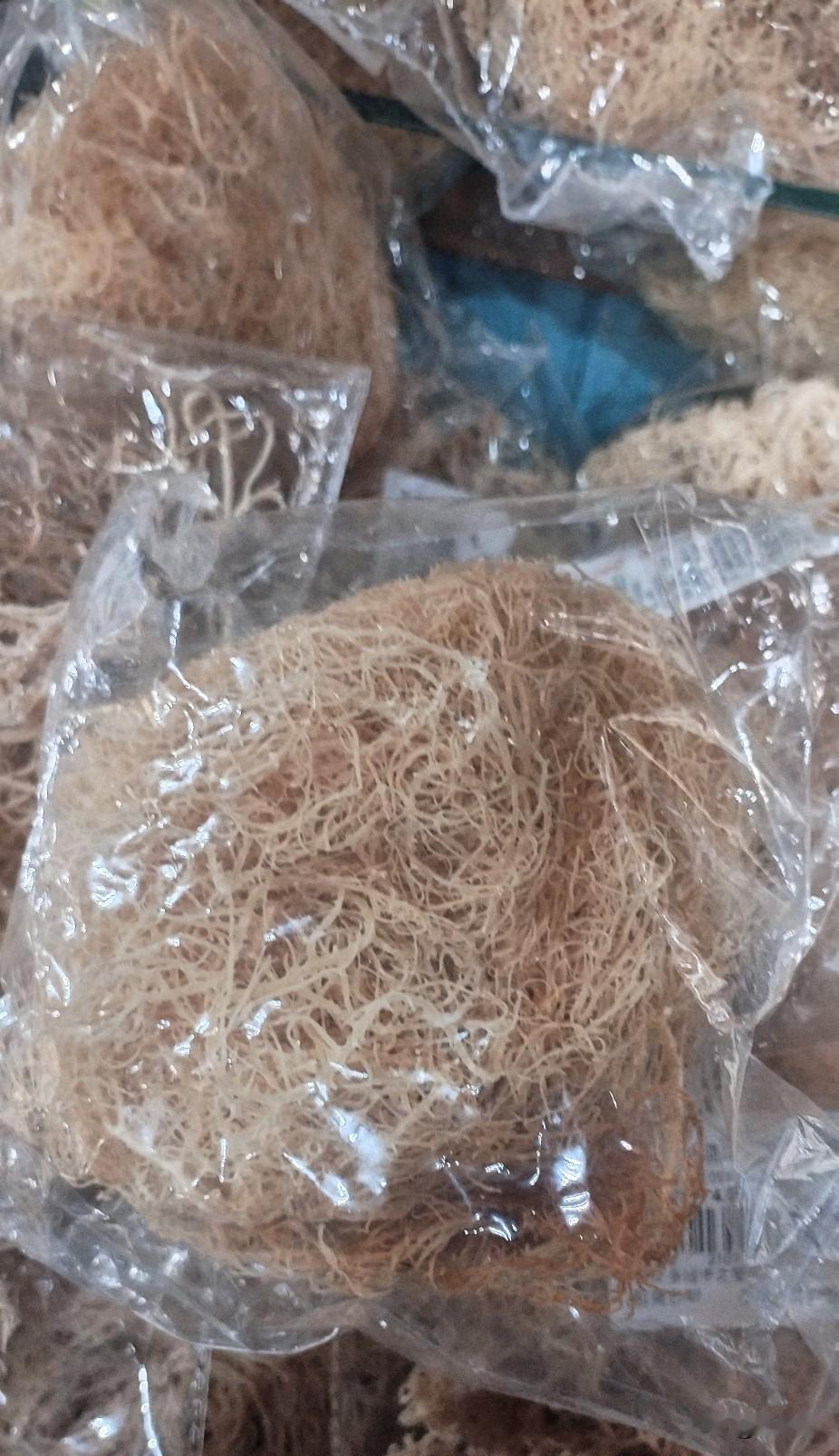 今天逛超市偶然瞅见这个干龙须菜，瞬间一下就想起小时候啦✨
那时候家里餐桌上总少不