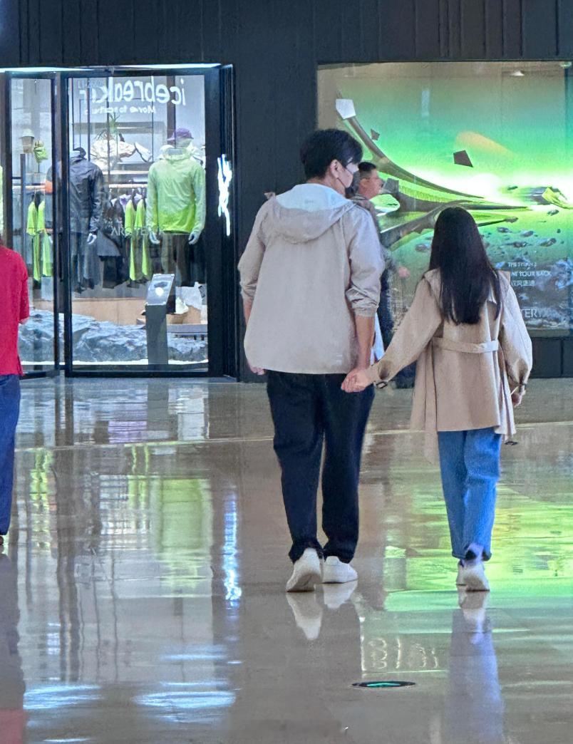 秦昊女儿9岁身高秦昊带女儿逛街 有网友偶遇秦昊带女儿逛街，父女俩手牵手，9岁小米