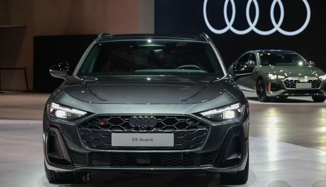 奥迪电车的设计，算是BBA里最“稳”的那个。从六边形格栅到贯穿式尾灯，奥迪一直把