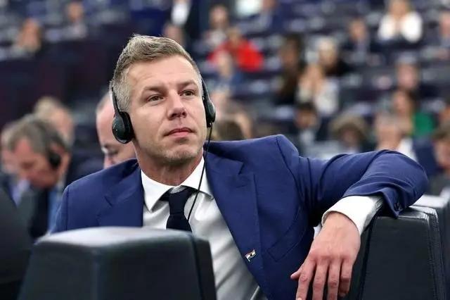 匈牙利突发大变天！欧尔班惨败下台，200亿欧盟资金要解冻了？

执政16年一家独