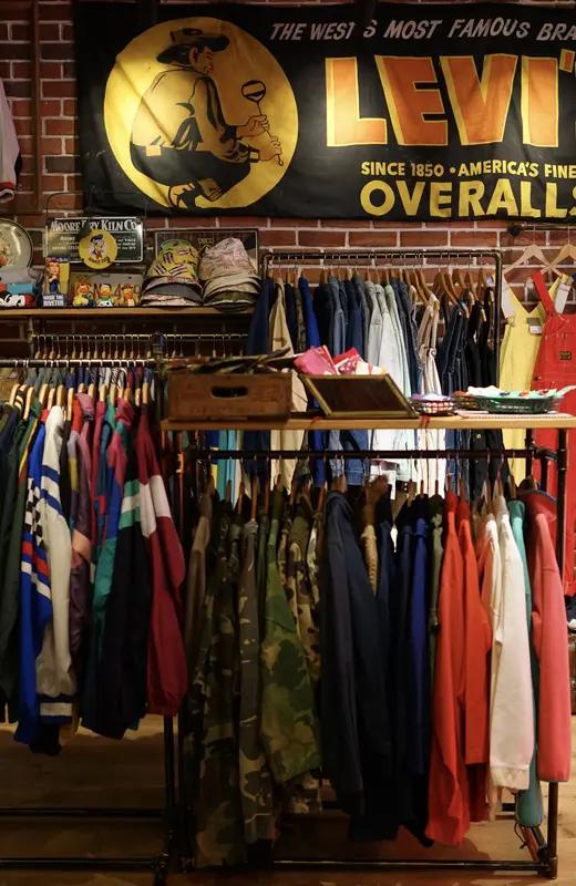 跳出局限

加州淘金热时期，
很多人涌入淘金。

叫李维斯的年轻人，
也加入这支