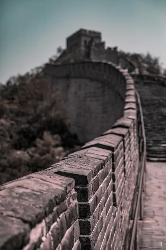 武契奇到访长城：了不起的建造「砖石垒起的是万里长城，患难炼出的是中塞铁杆——武契