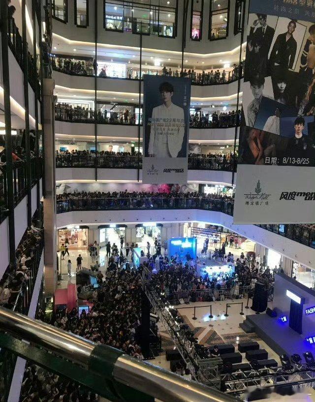 陈情令刚播完的时候 王一博在西安有一场活动 但因为人太多取消了