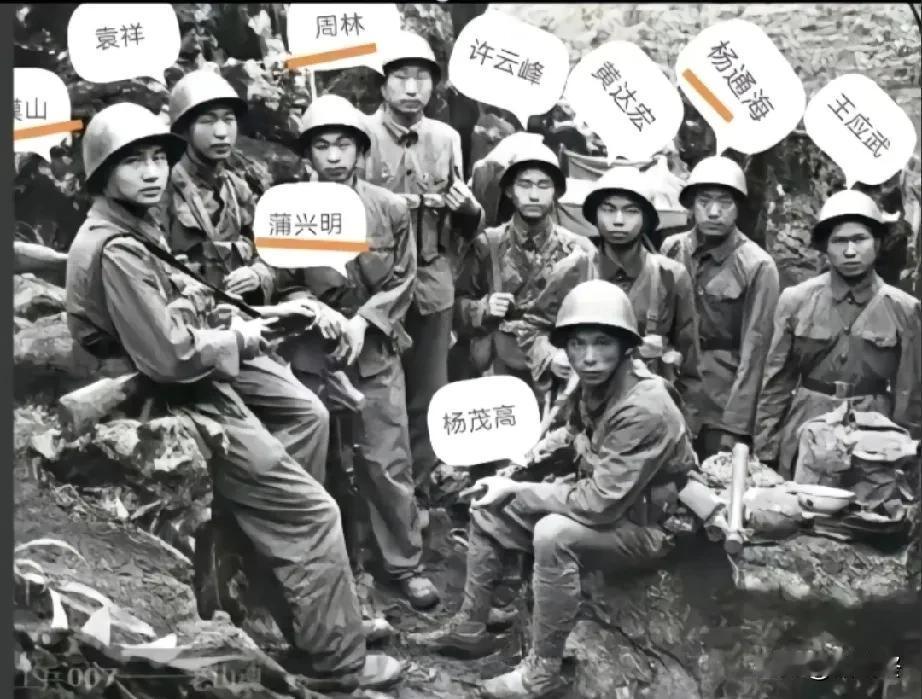 80年代，老山前线，出征前，班里九名战士留下了一张珍贵合影。
硝烟散尽，从战场归