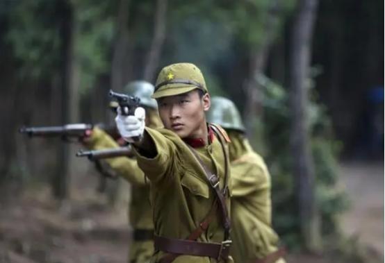 "你们这群愚蠢的中国人，还不快把我送回日本大队！"1944年初，一个浑身是泥的日