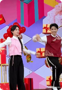 龚俊孟子义cha鸟儿摇 龚俊孟子义跳鸟儿摇像大型 “各跳各的” 现场，一个努力回