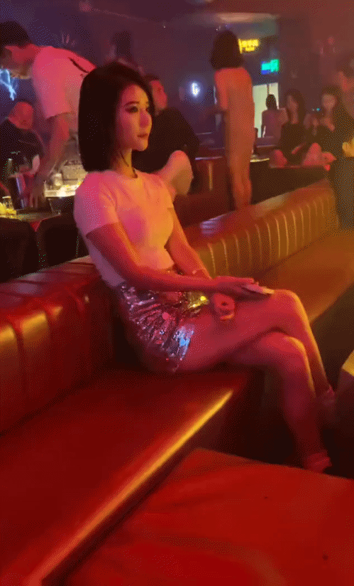 酒吧里遇到一位气质绝佳的美人！[害羞]
