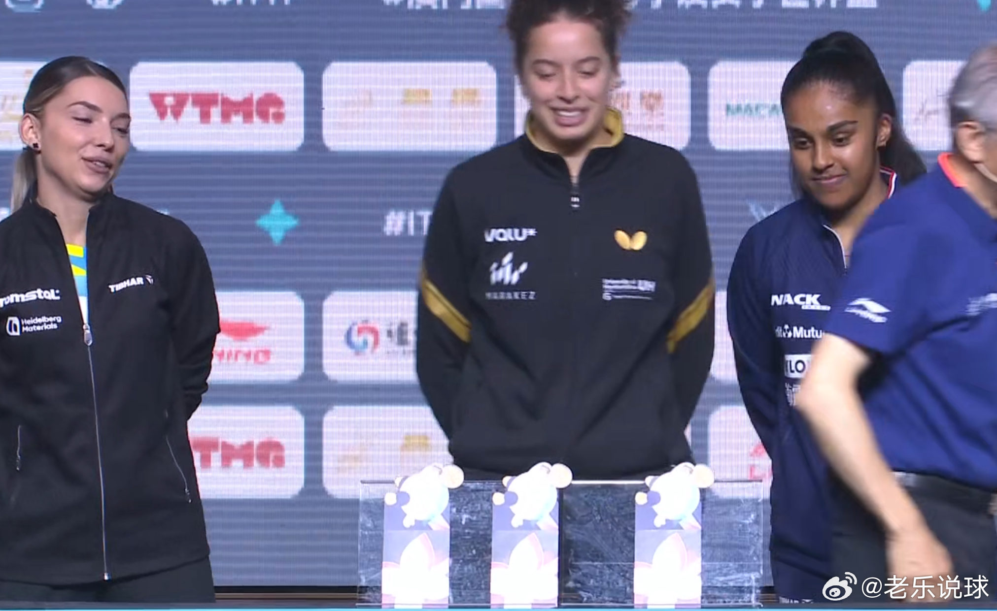 乒乓球 正在进行世界杯抽签仪式这种抽签的方式，都是纸质的签而且都是运动员自己抽签