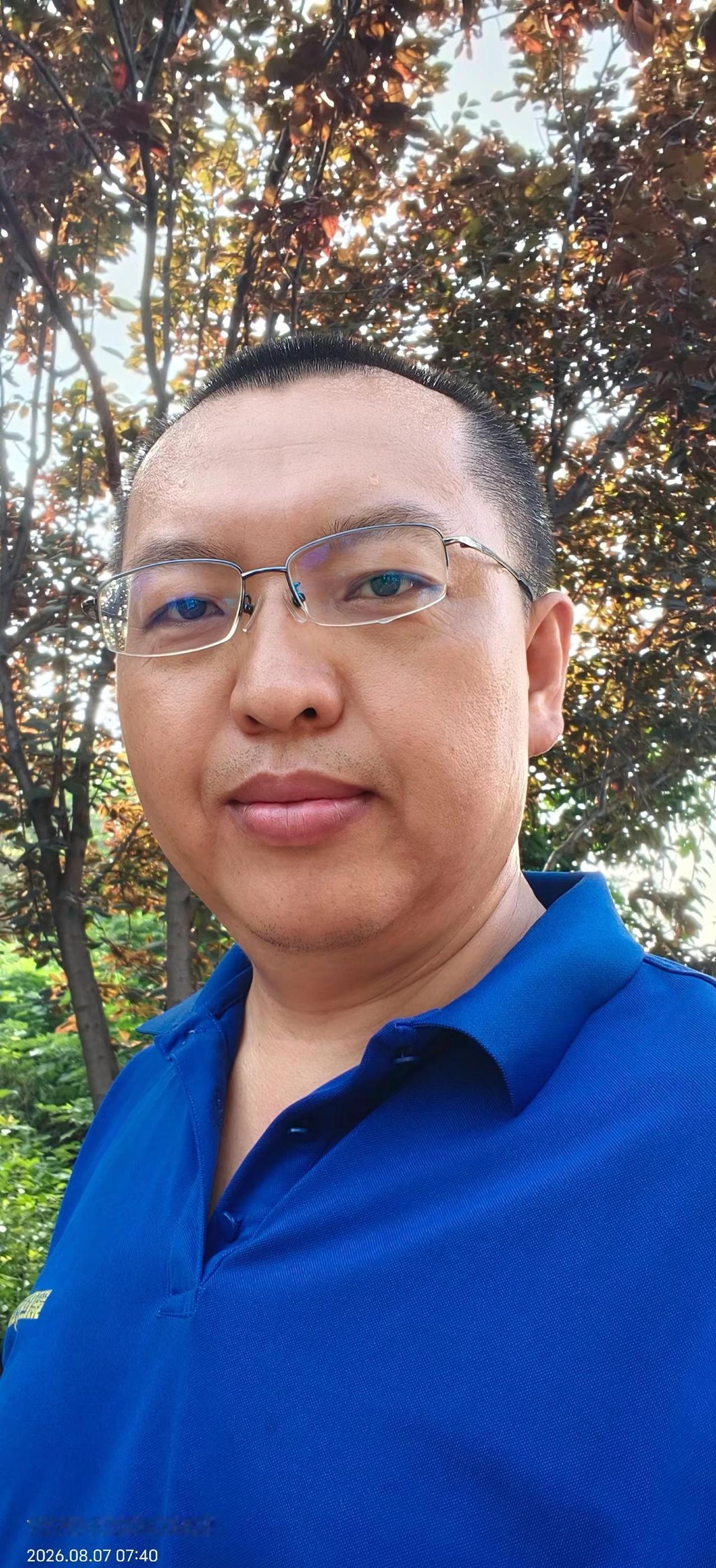 你我皆是人间一阵风，来也匆匆，去也匆匆。行走于这滚滚尘世，我们都只是世间过客。许