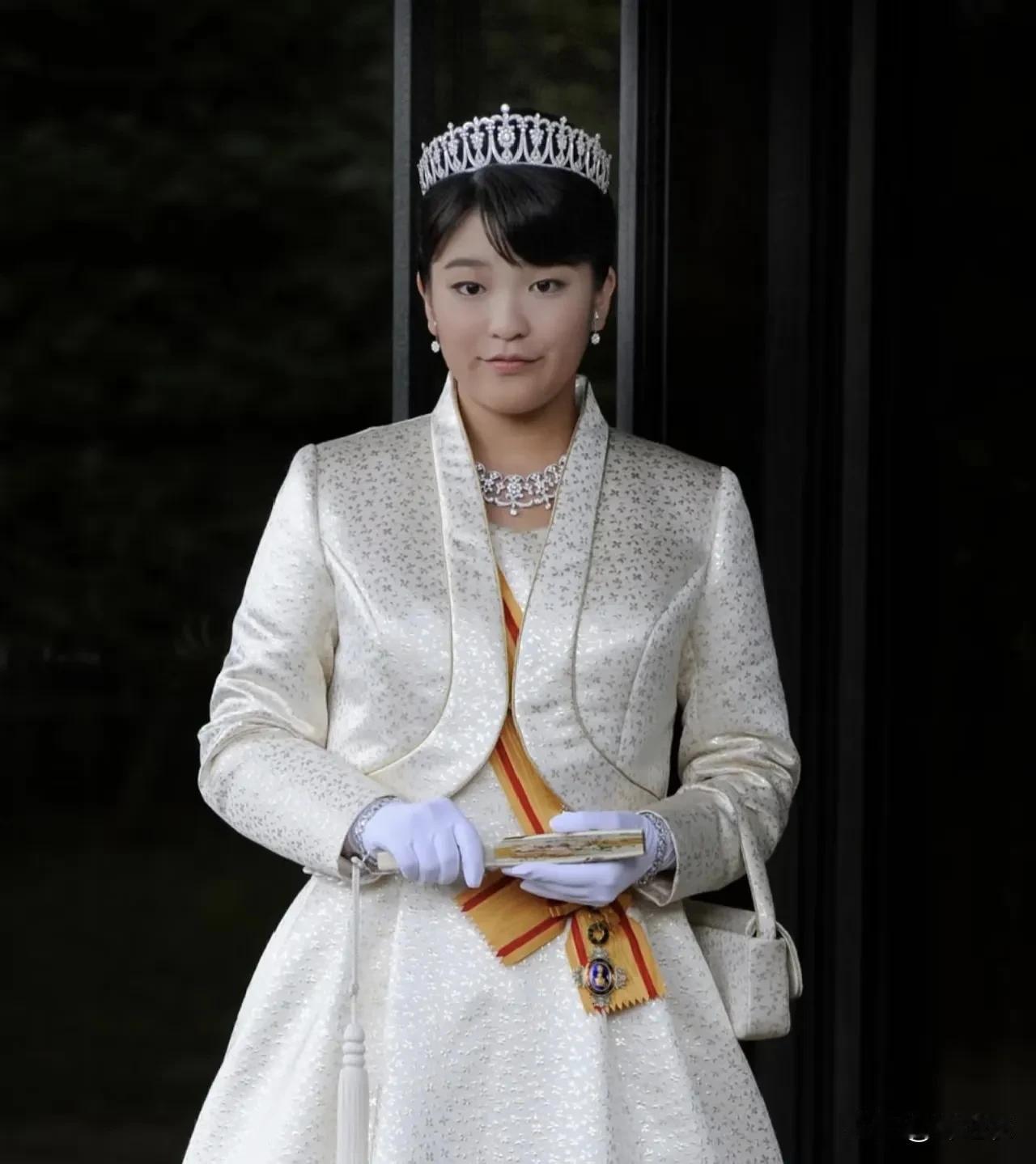 真子公主其实很幸福，我一点也不觉得她很惨，因为她一出生就锦衣玉食，爷爷奶奶甚至也