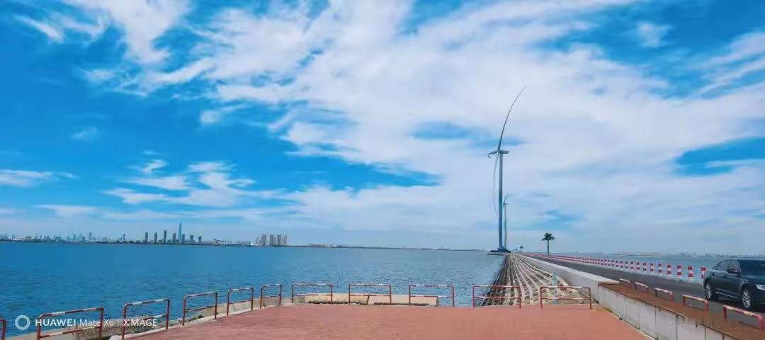 比肩欧洲海路的天津最美风车海路来了，来东疆港打卡吧！
东疆港亲海公园方向，有一条