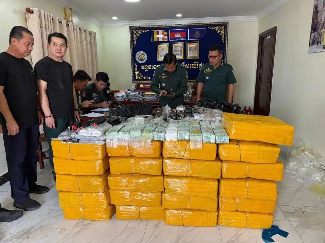 柬埔寨破获特大涉毒涉枪案：7名中国籍嫌犯落网，涉840公斤毒品、49支枪、近80