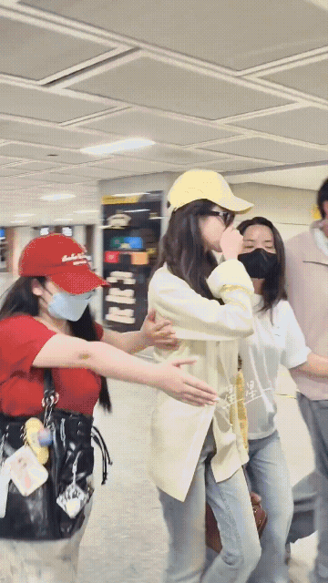 陈都灵在机场被人围堵，场面看着有点吓人啊 