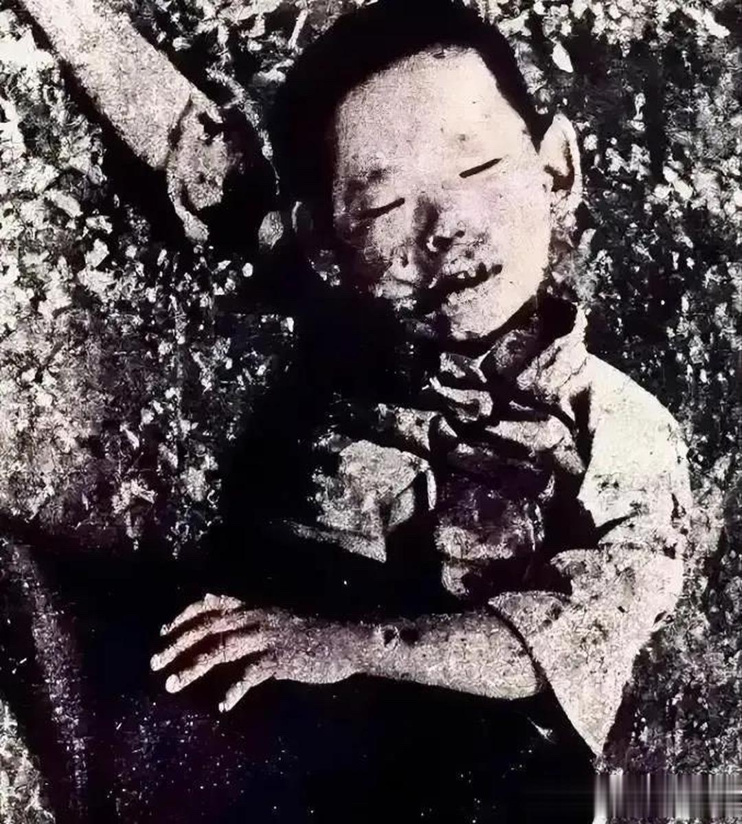 这是1937年，日军入侵杭州后杀害的一名6岁男童，照片中，男孩满身是血的躺在废墟