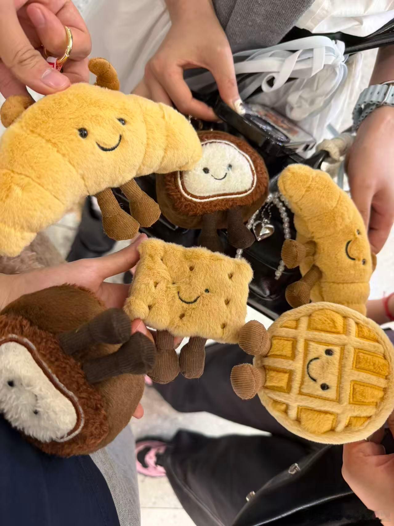 和朋友们吃完饭，发现旁边有扭蛋机！一人去扭了一个，超级幸运大家都抽到自己想要的了