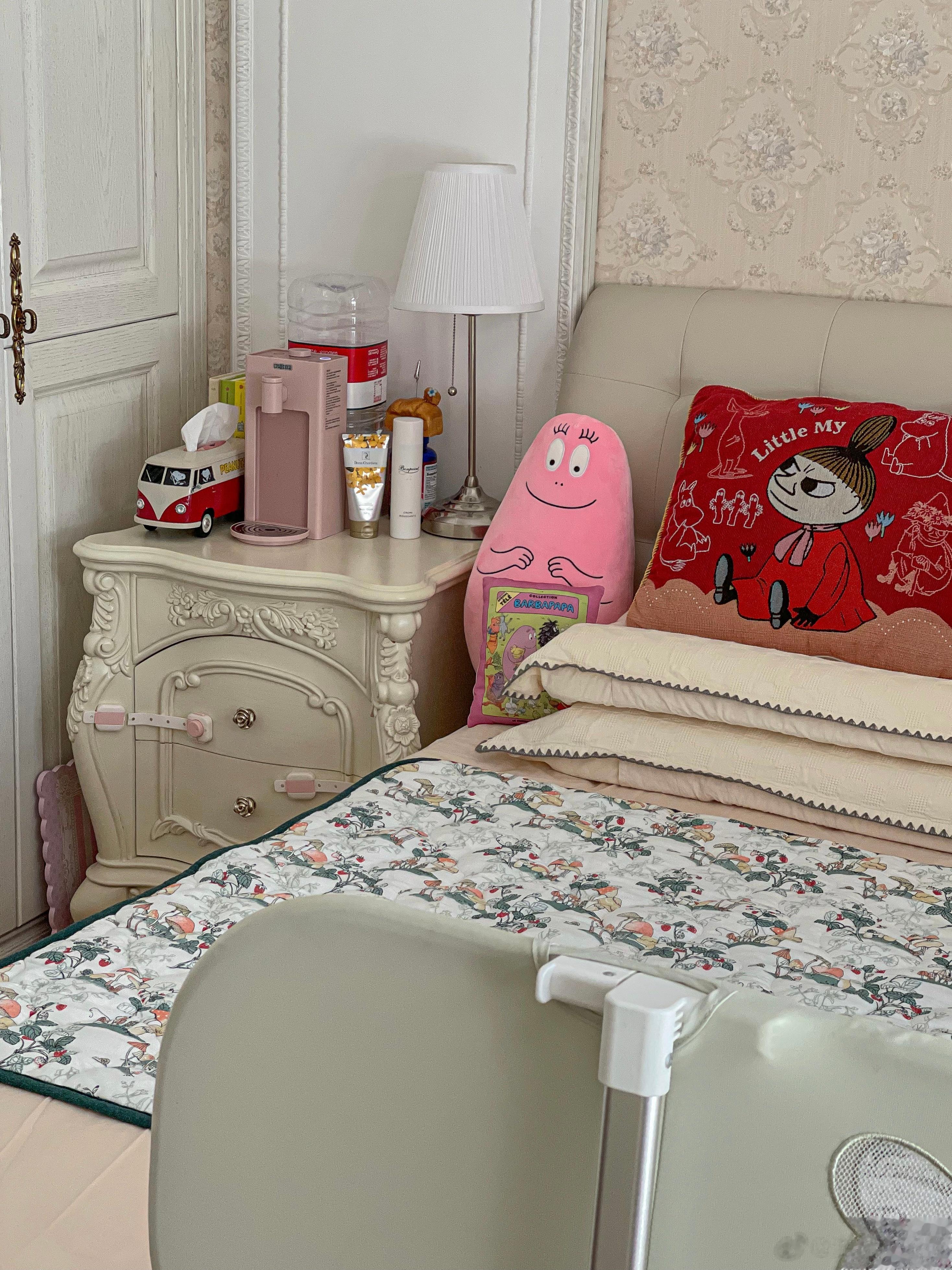 女儿开学前，换床品+换飘窗垫。家里一堆可爱玩偶，打造女儿的房间轻松很多，不过我发