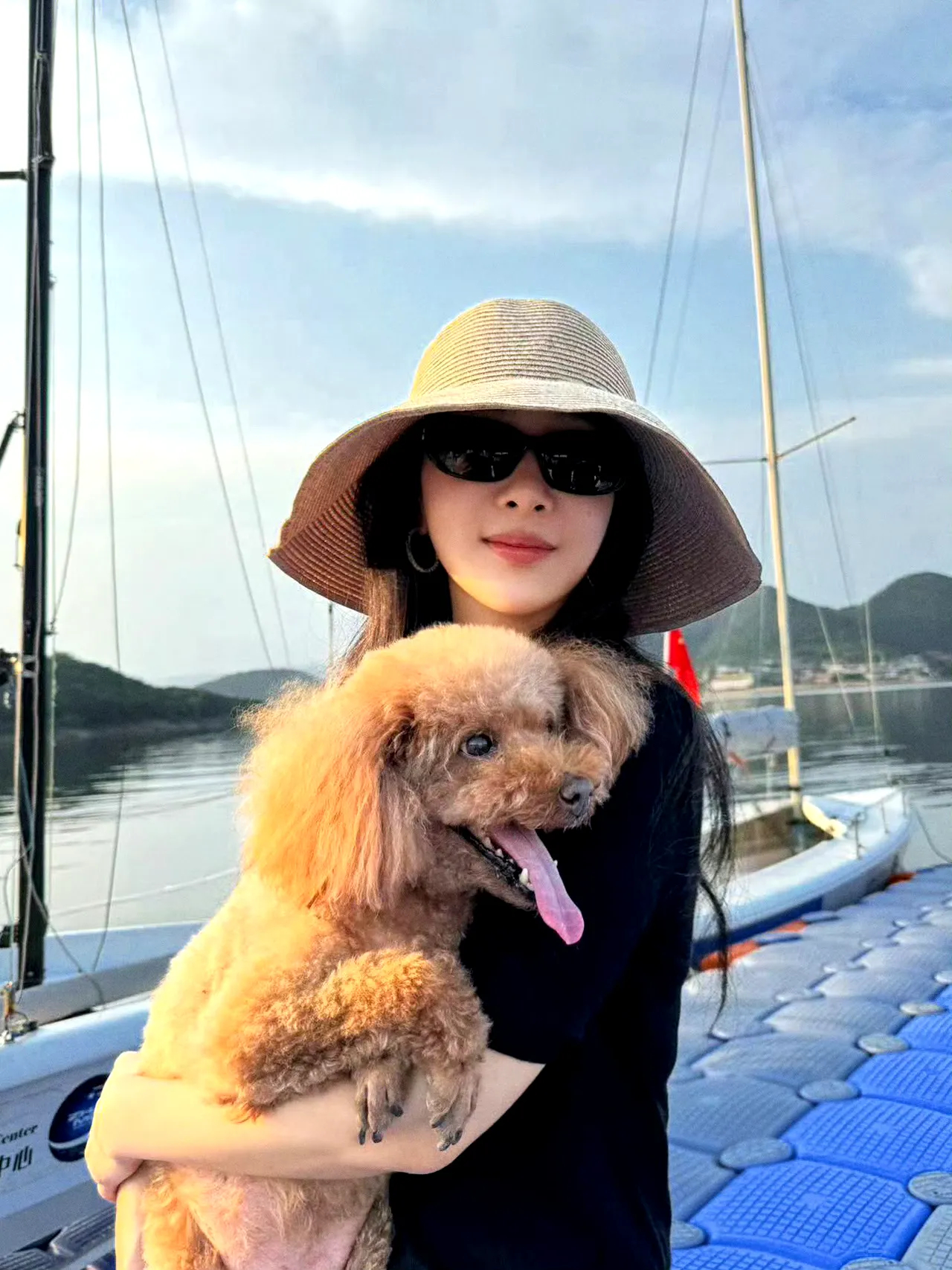 杨紫中秋携爱犬piupiu度假，悠闲惬意。紫妹怀抱小狗，坐在椅子上品尝月饼，心情