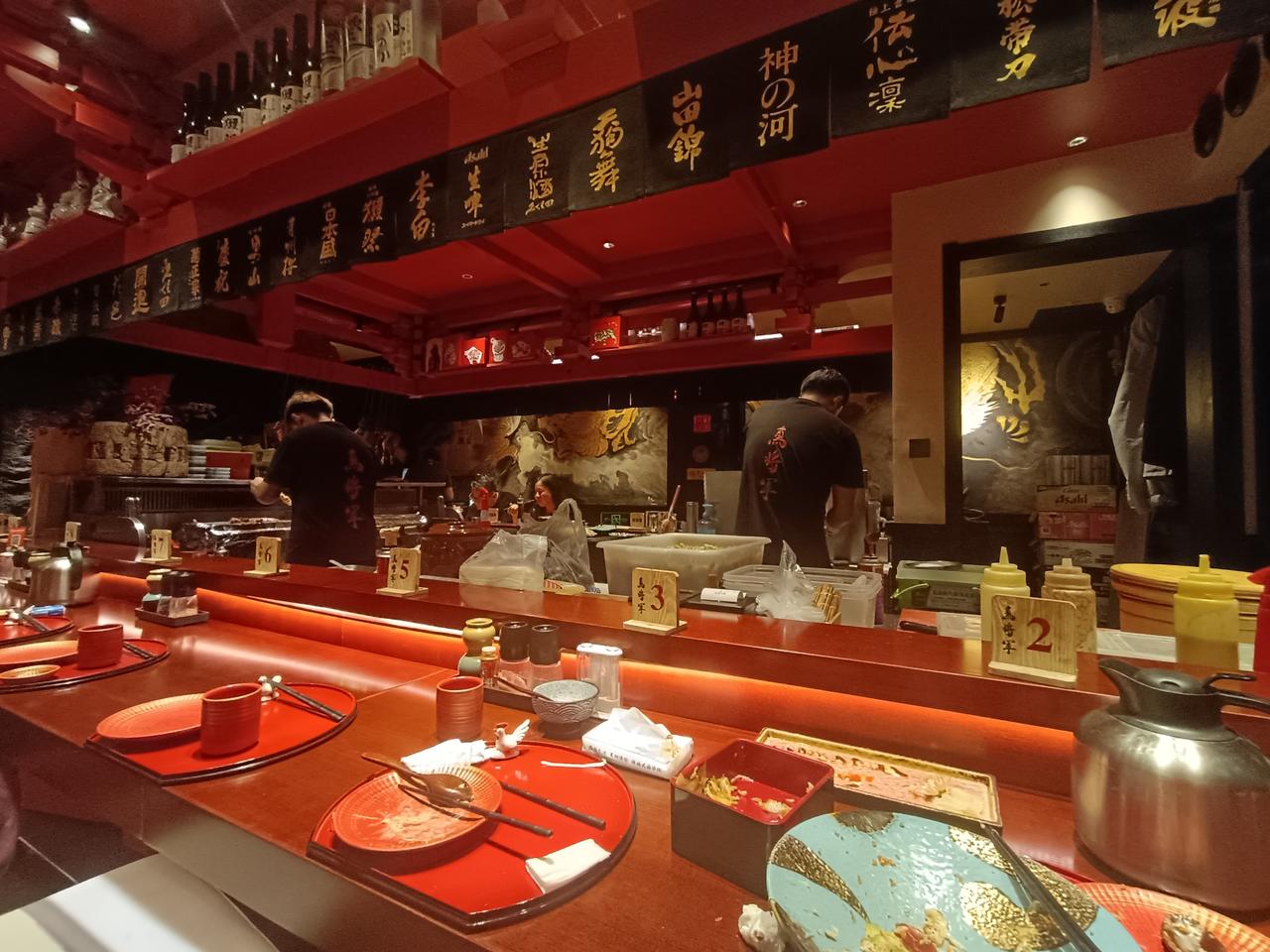 晒出我的今日美食首次探店这家日式小店，装修烟火气十足。鳗鱼饭酱汁浓郁，寿司用料实