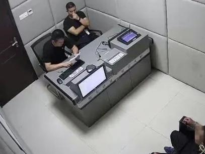 杭州一对男女“车内震动”，两保安亲眼目睹全程，拍照成瘾，一边打开摄像头，一边敲窗