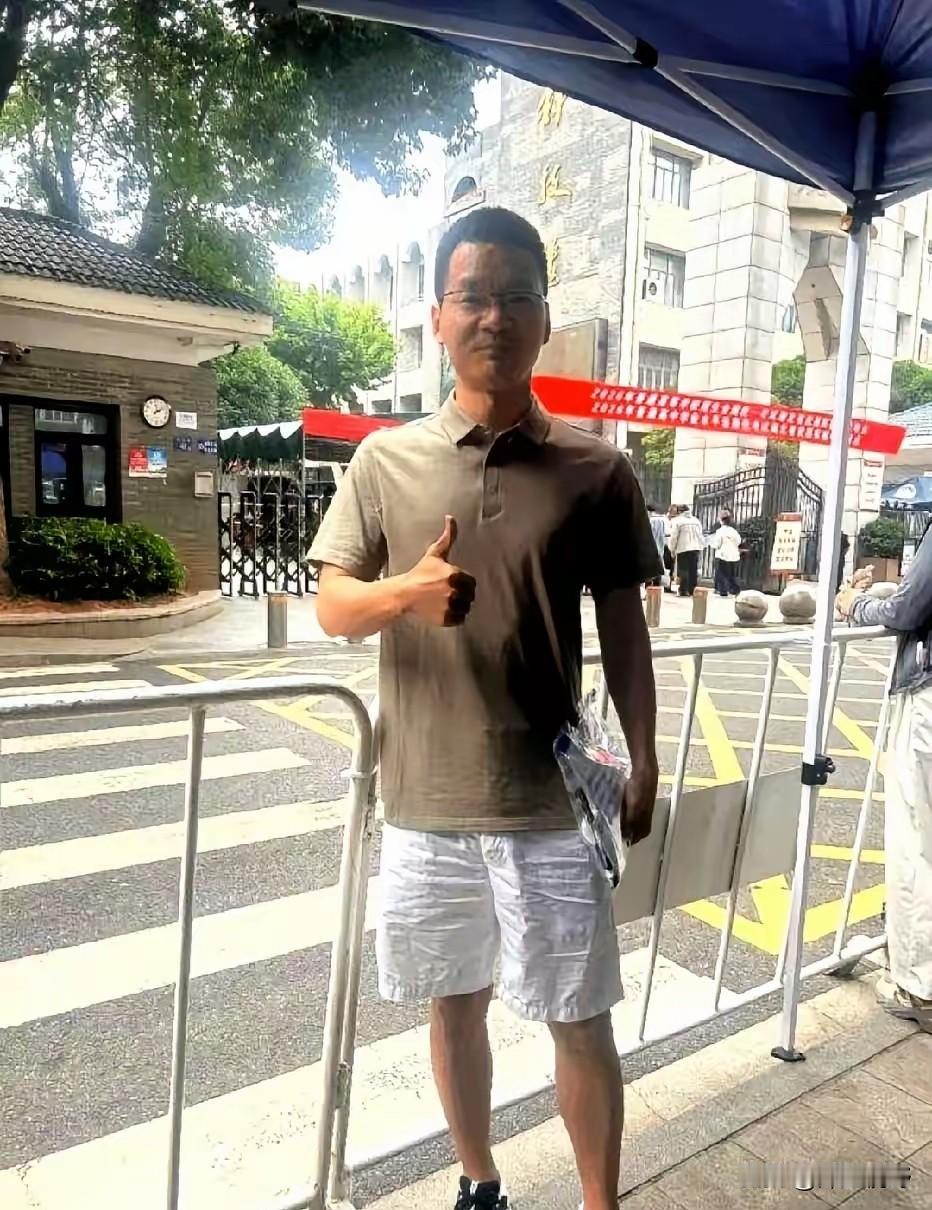 武汉一位高中数学老师，连续四年亲自报名参加高考，今年考完自己估了138分，最逗的