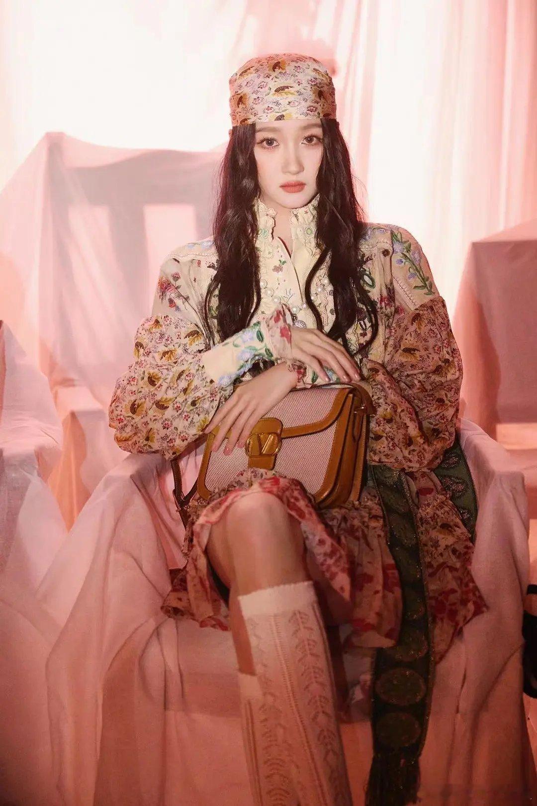 关晓彤这身打扮明明很好看呀，不知道网友到底在审判什么 ​​​