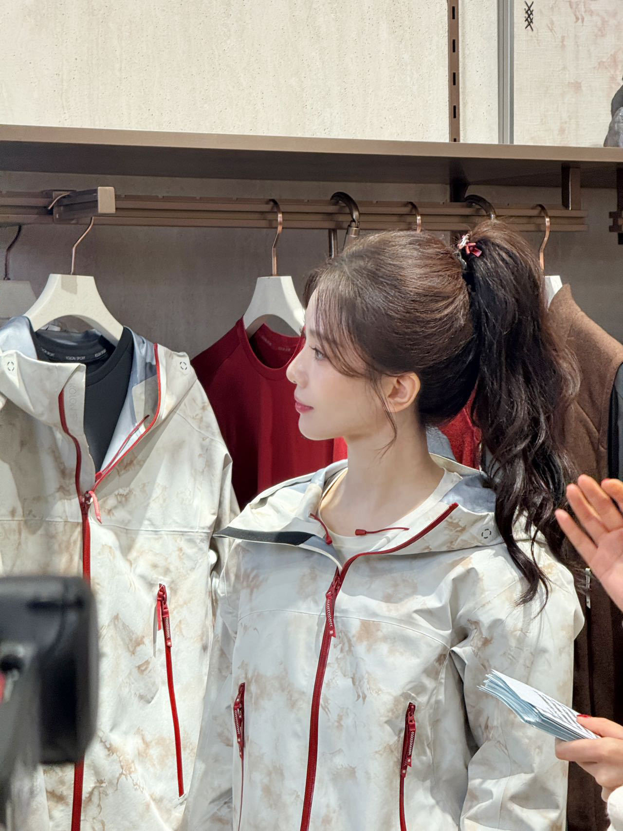 刘诗诗剪彩后紧握剪刀尖头 刘诗诗剪彩时优雅大方，结束后还紧握剪刀尖头，这份对他人