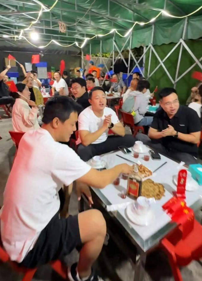 93阅兵期间，这个老板火了！许昌的一家餐馆，九三阅兵当晚，餐馆里生意正旺，几乎是