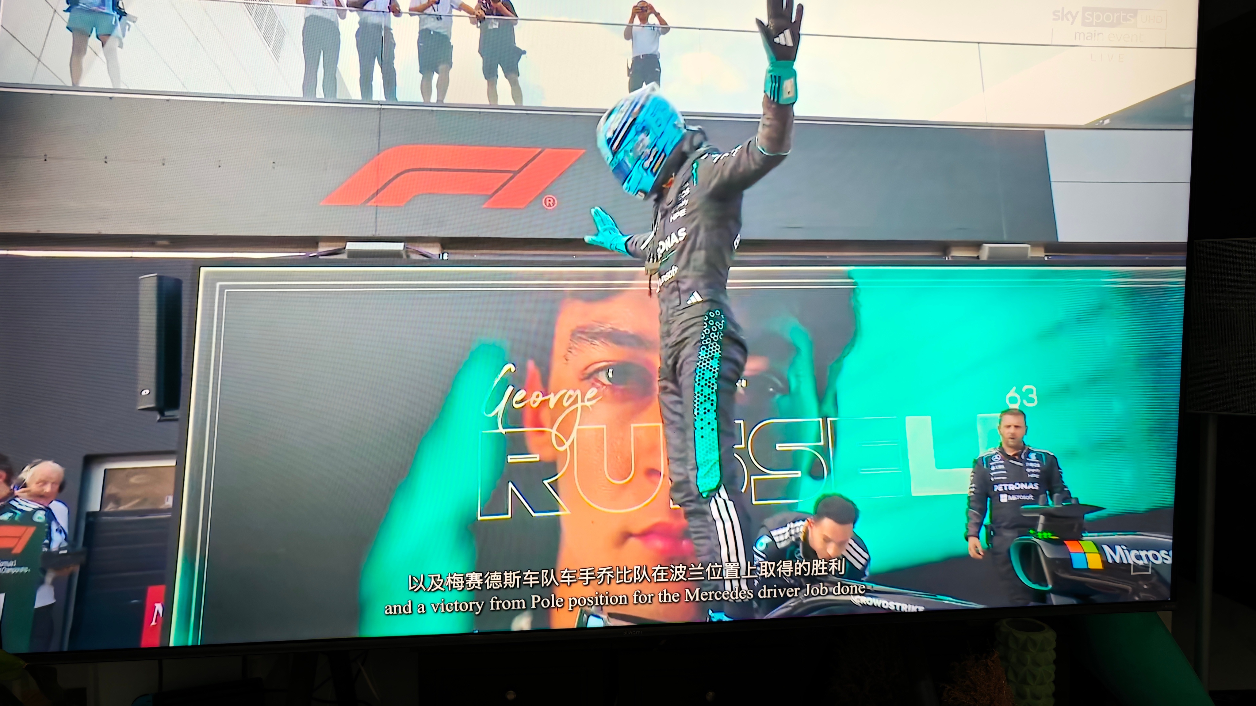 F1奥地利正赛，梅奔拉塞尔终于夺冠维斯塔潘表现也很强法拉利策略组不知道在干嘛 