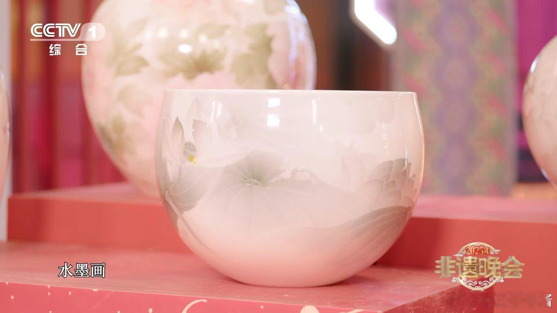 中国刺绣把老虎毛绣得根根分明  一件非遗湘绣有十几种黄  湘绣的细腻程度有多夸张