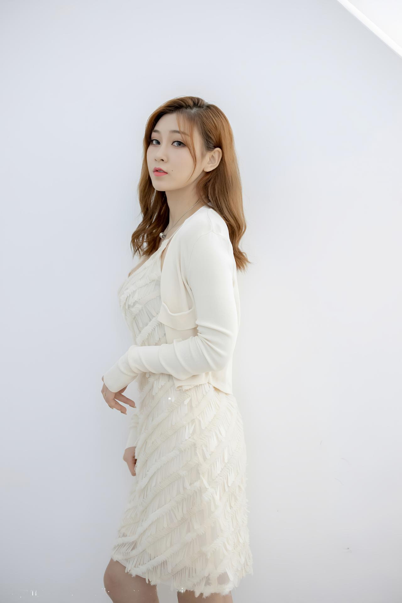 温柔甜美的白色连衣裙，搭配优雅的长发，尽显优雅气质！🌸👗💄