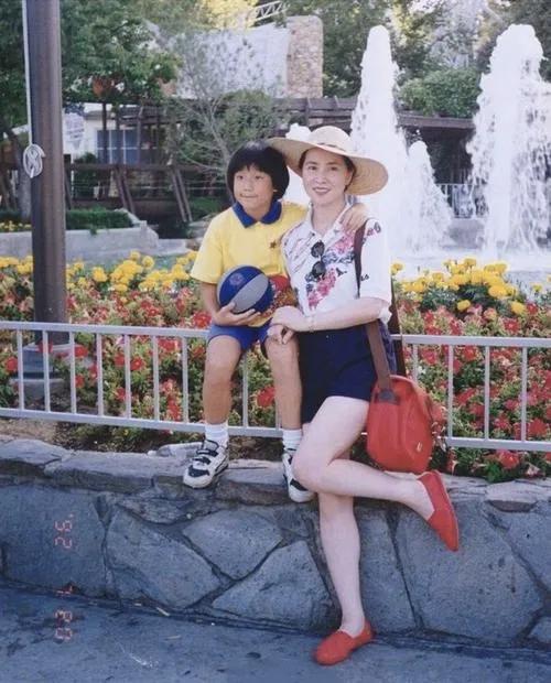 #老照片# 1992年7月20日，林凤娇和儿子房祖名在加州洛杉矶街头，刚过39周
