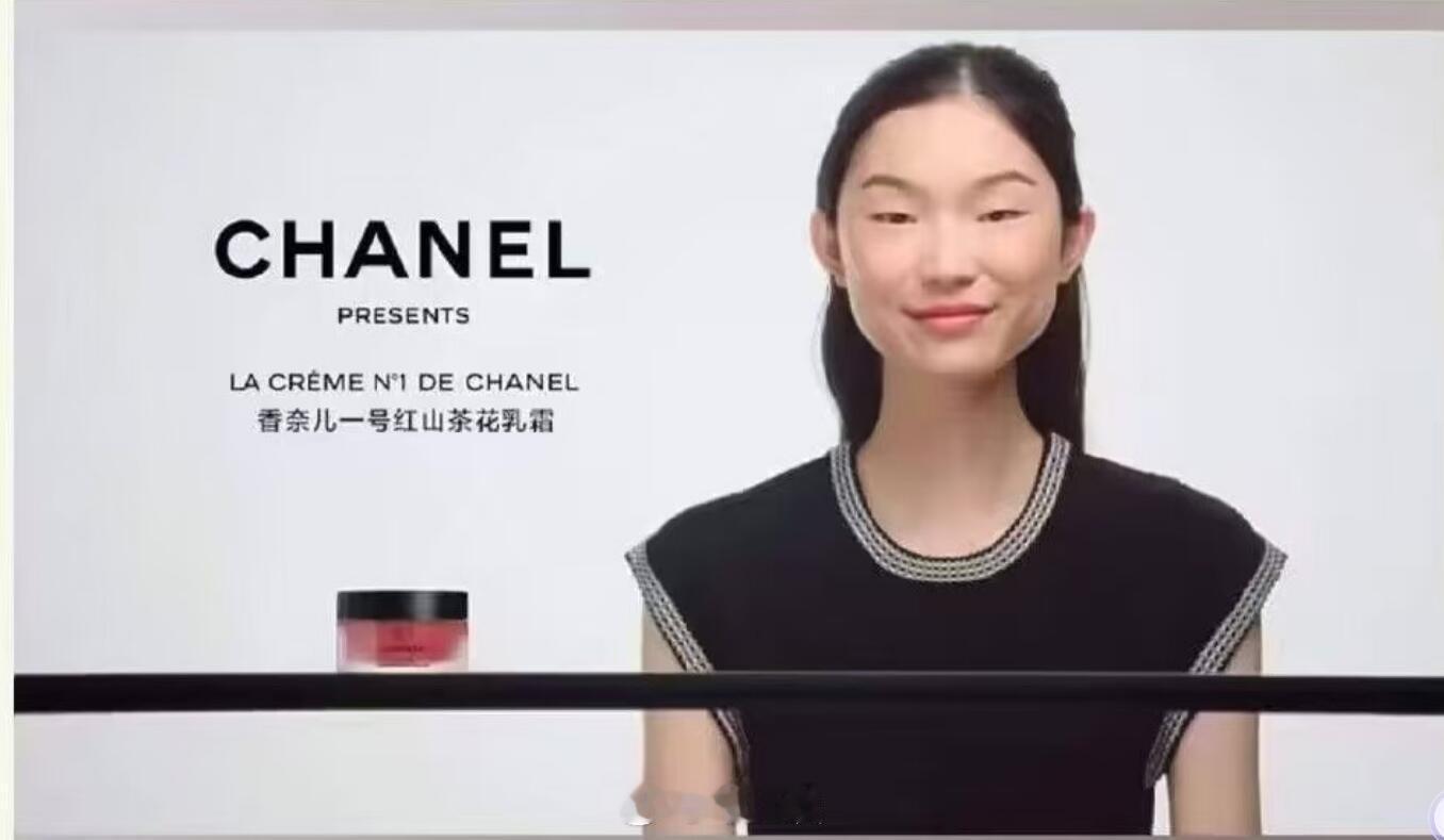 香奈儿广告选择的代言人形象，也不知道从哪里找到这个眯眯眼模特，你说它是不懂还是坏