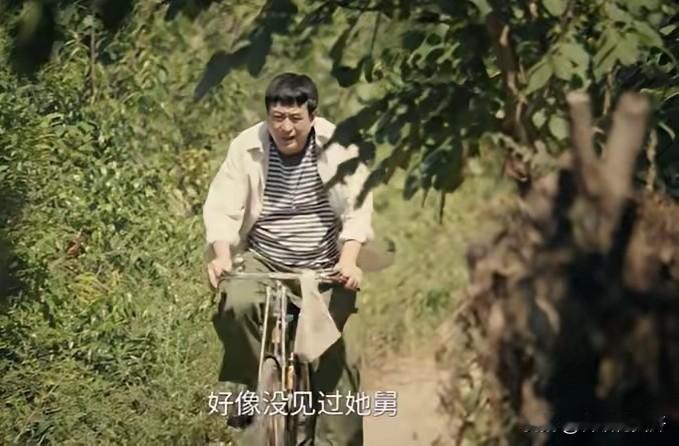 盘点一下《主角》中，真实得惊人的年代细节。
1，胡三元（张嘉益饰）骑自行车，摔倒