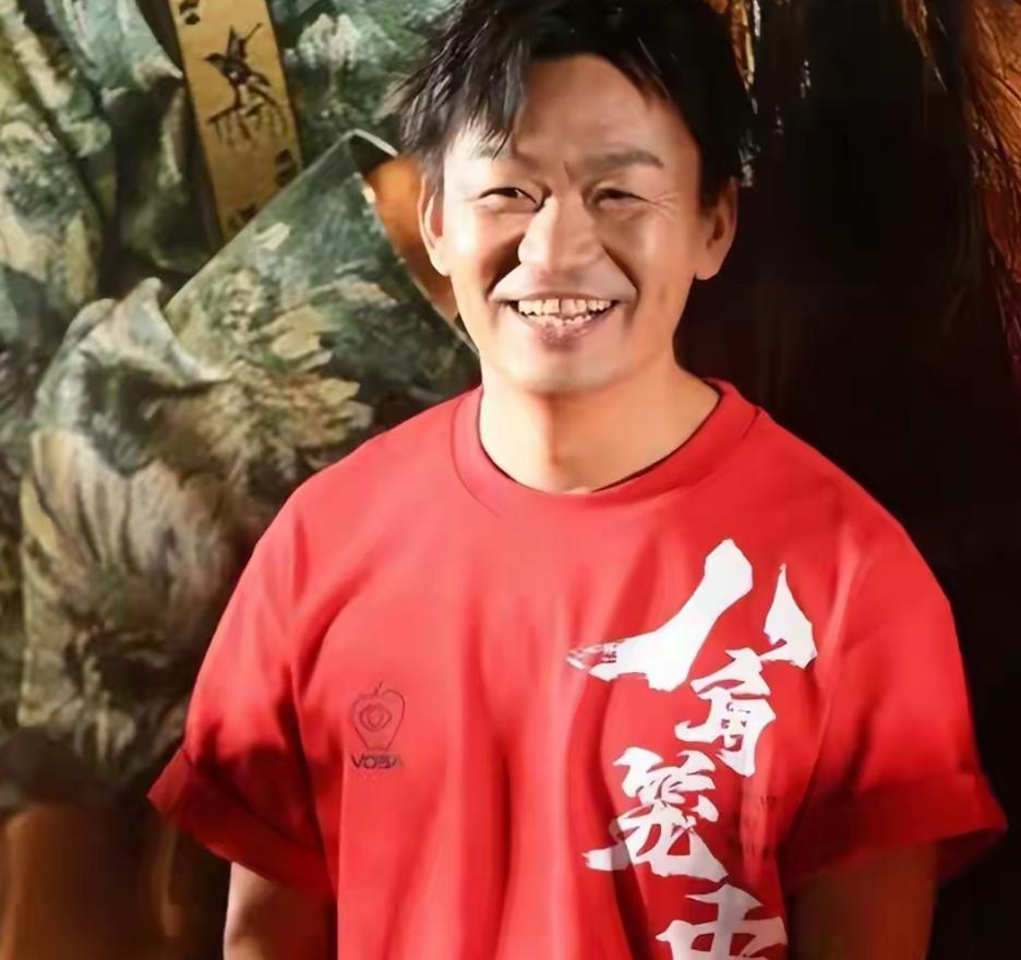 王宝强再携女友露面，俩人身高差明显，一个人高马大一个像小娇夫
娱乐 明星