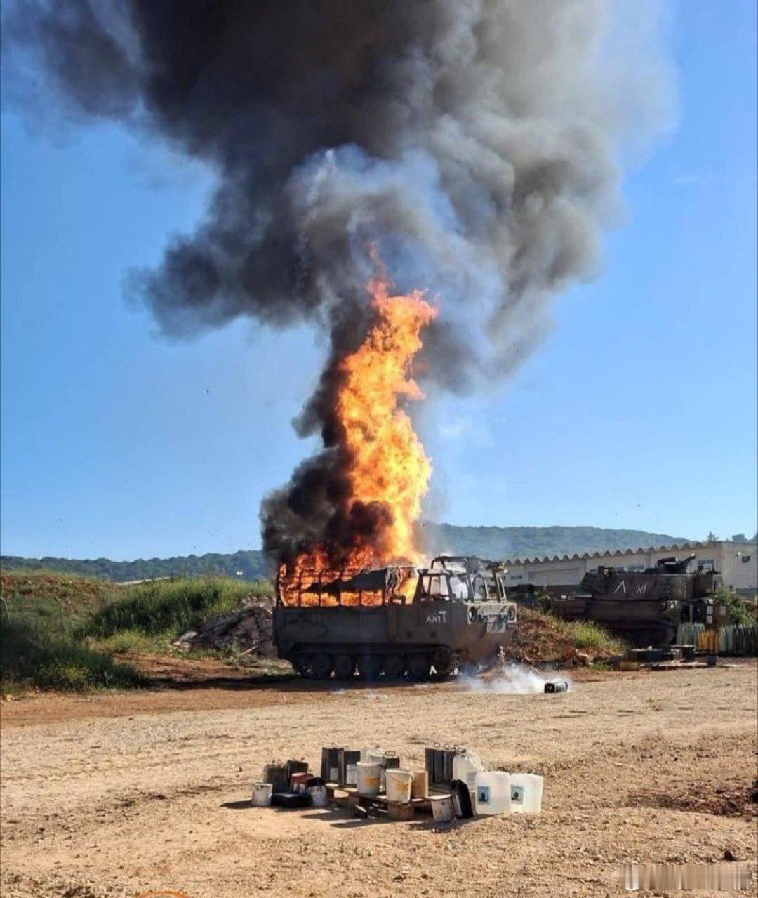 以色列今天损失有点大，除了被真主党无人机炸毁的弹药库外，这辆装甲车也被打爆了真主